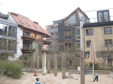 Eco-quartier de Tübingen (All): Espace partagé de jeux pour enfants : pour la crèche en journée puis en accès libre pour les familles 